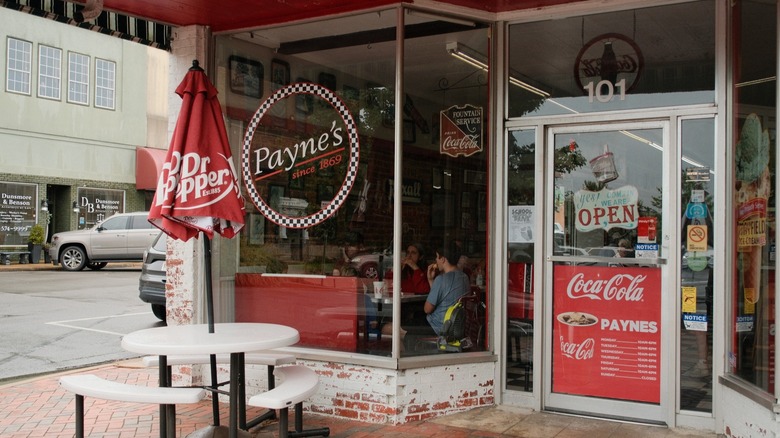 The exterior of Payne's Sandwich Shop with seating outside