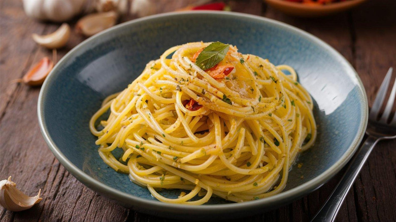 Bowl of spaghetti aglio e olio