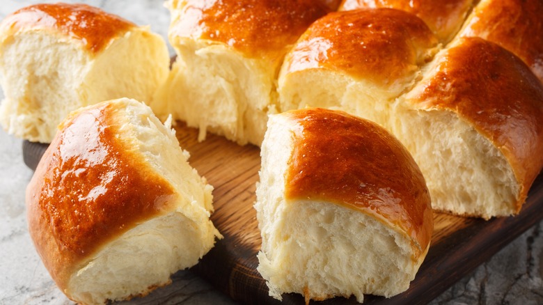 pictured batch of Hawaiian rolls