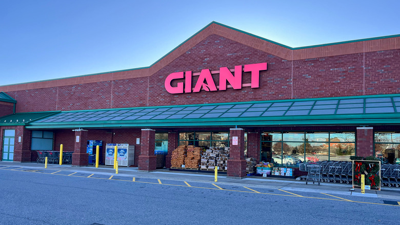 The exterior of a Giant grocery store