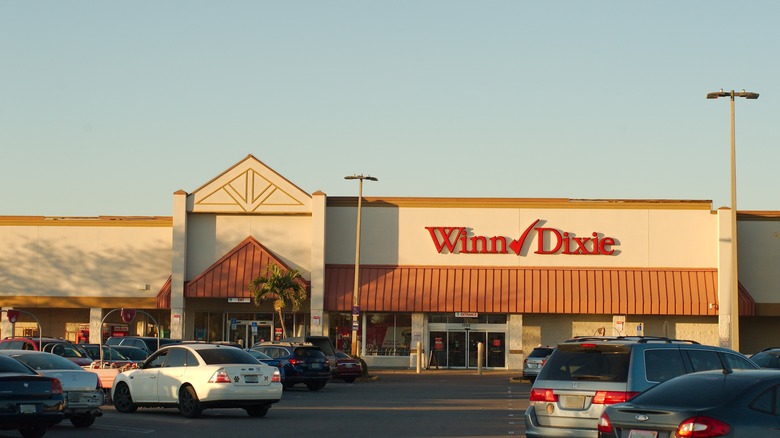 The exterior of Winn-Dixie with cars outside