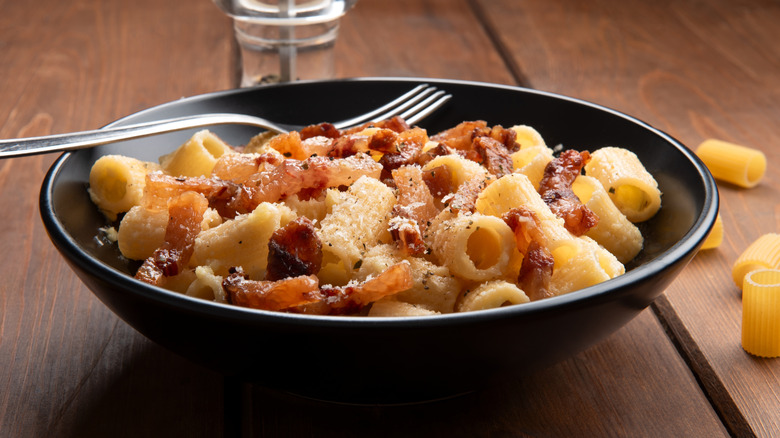 Pasta alla Gricia dusted with cheese