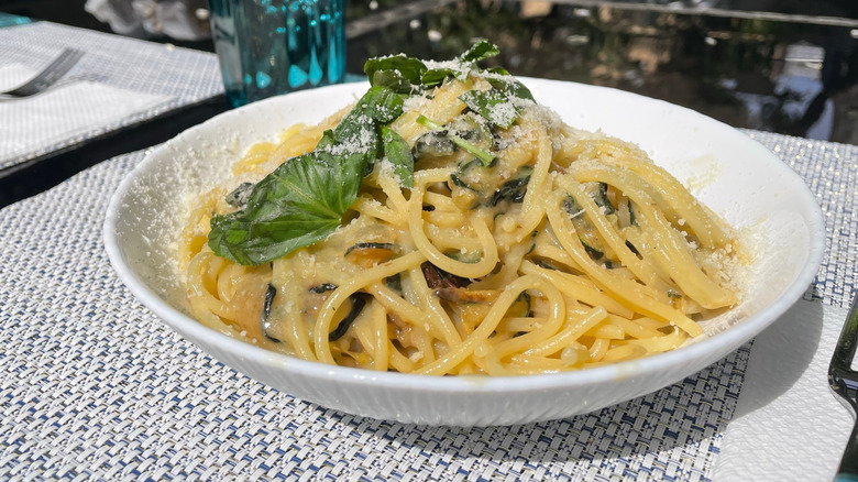 Pasta with zucchini, basil, and cheese