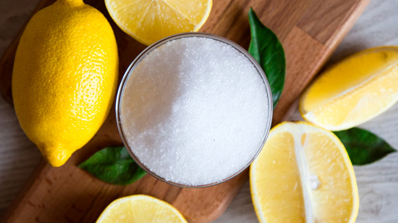 Citric acid powder and lemons 