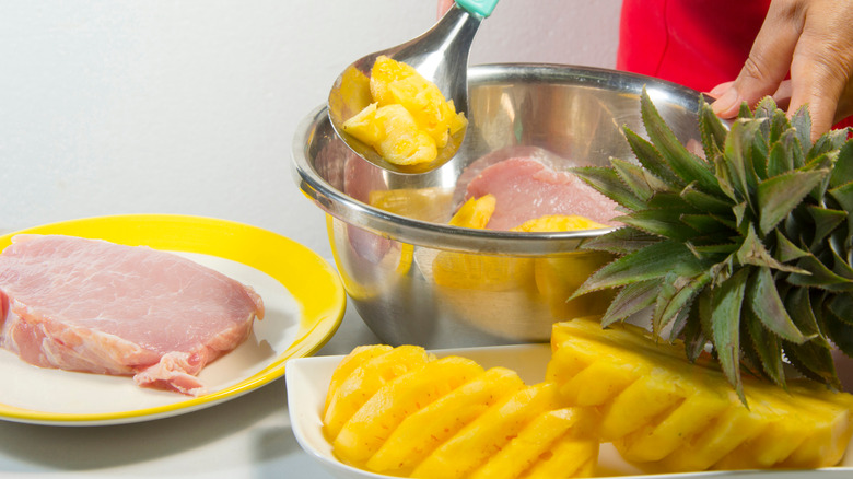 Marinating pork with pineapple