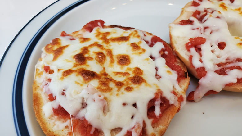 pictured serving of pizza bagels