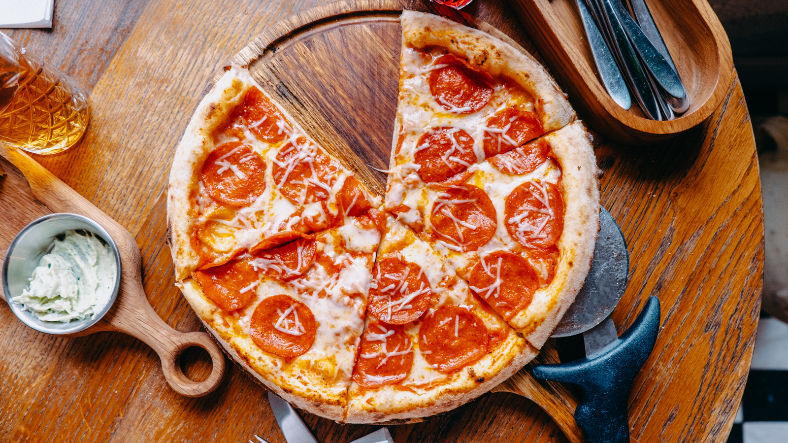 <a href="https://www.foodrepublic.com/1968918/hole-in-wall-pizza-restaurant-alaska-local/" target="_blank">The Alaska Hole-In-The-Wall Restaurant Known For Its Pizza And Sled Dog Races</a>