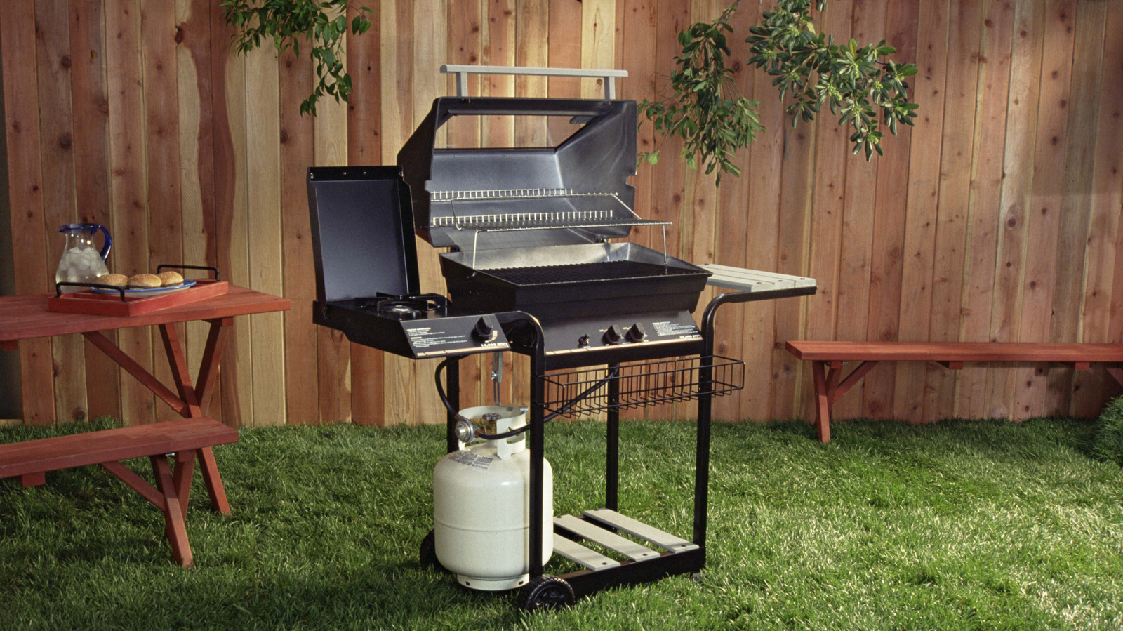<a href="https://www.foodrepublic.com/2205409/average-lifespan-grill-propane-tank/" target="_blank">The Average Lifespan Of A Propane Tank For Your Grill</a>