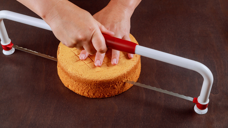 Leveling a cake