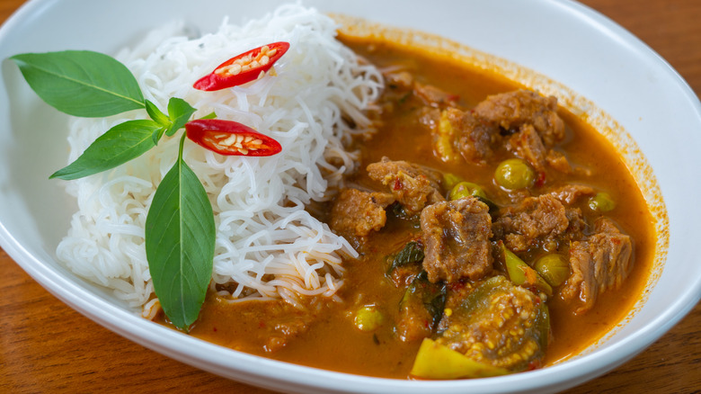 Beef curry with rice noodles