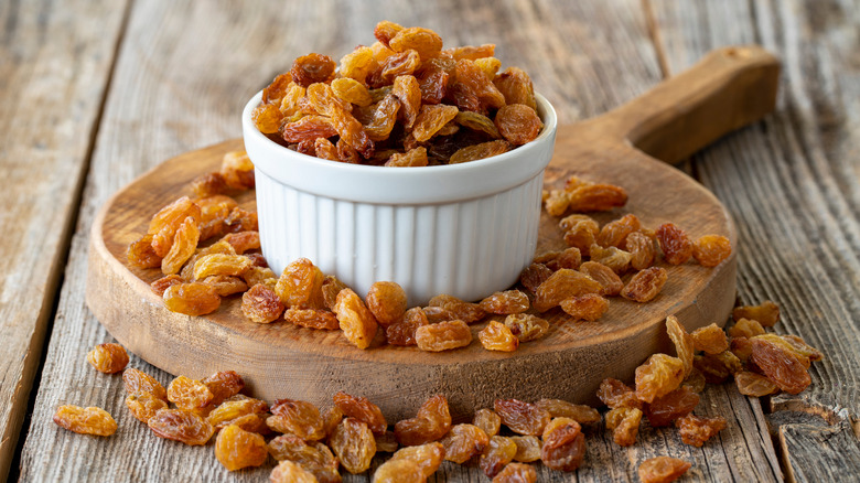 A bowl of raisins