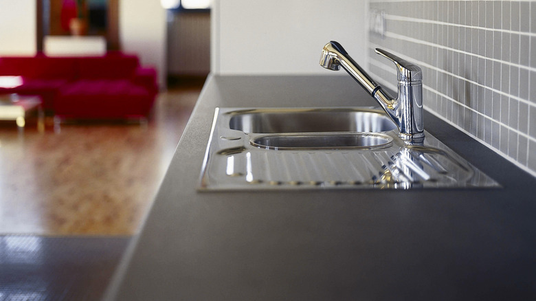 Kitchen sink in a modern kitchen