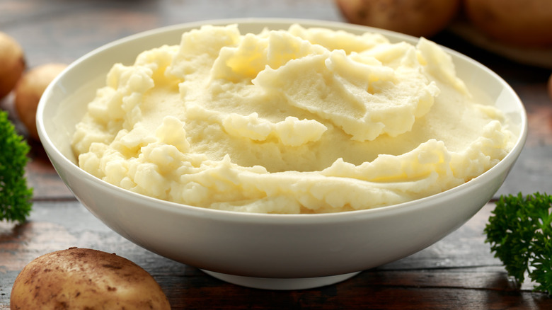 bowl of mashed potatoes