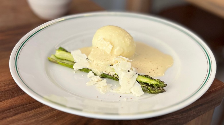 bearnaise sauce on egg