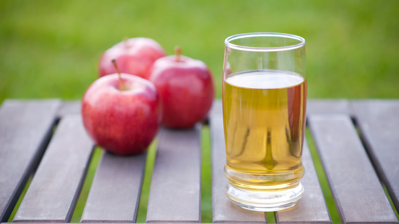 Apples and glass of apple juice 