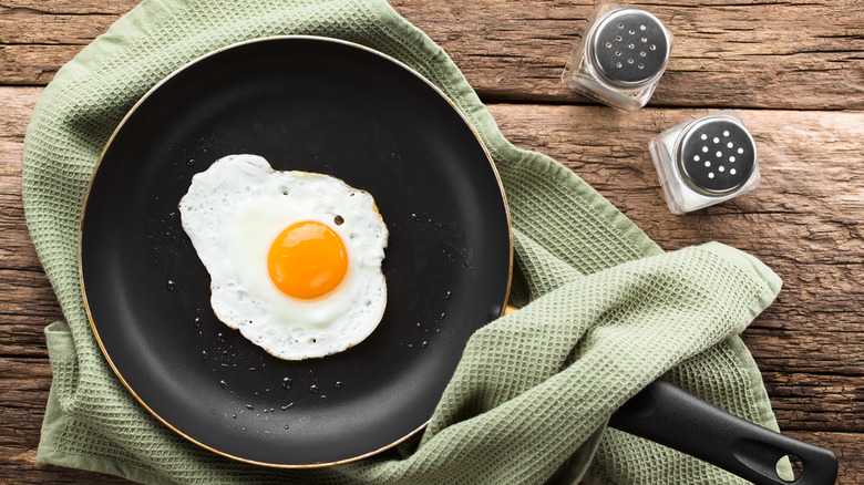 sunny side up egg on skillet