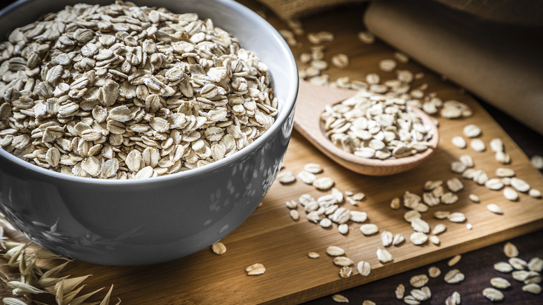 bowl and spoonful of raw oats