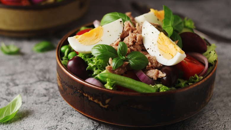 Bowl of niçoise salad