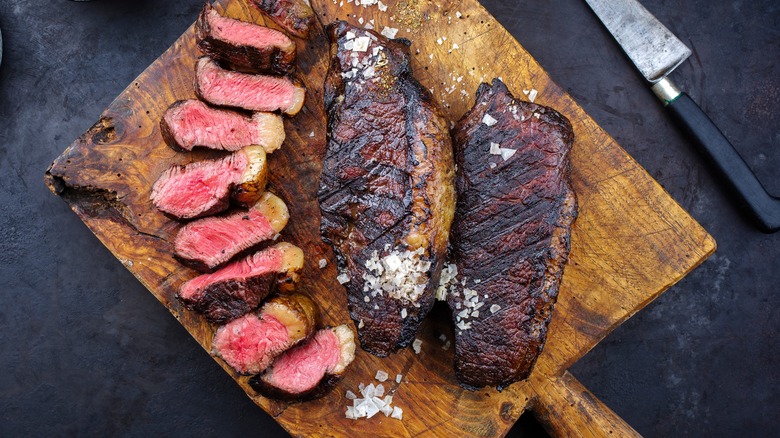 Coulotte steaks with coarse salt