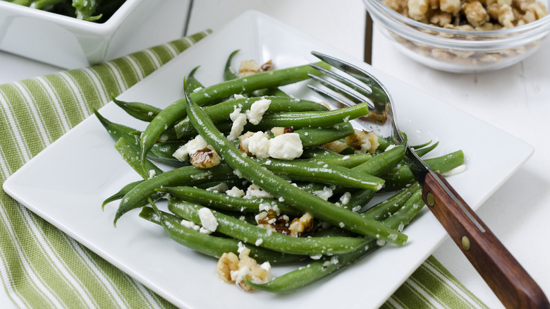 a serving of green beans