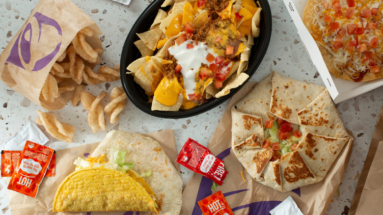 Assortment of food and sauce packets from Taco Bell