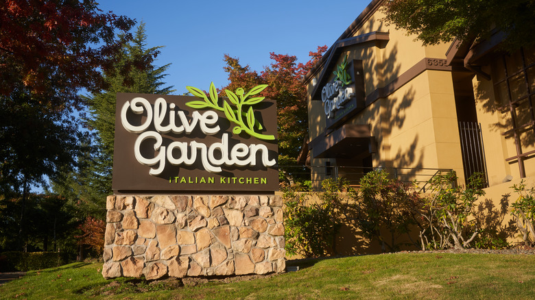 Olive Garden restaurant sign