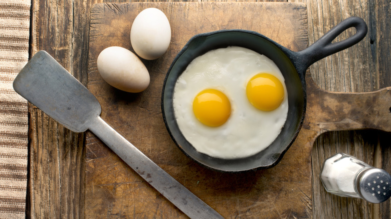 Fried eggs in pan
