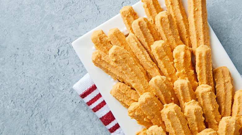 Cheese straws lined up on two napkins