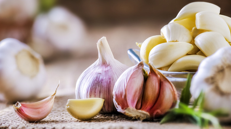 Whole heads of garlic with peeled and unpeeled cloves