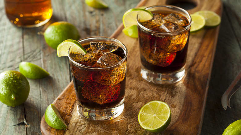 fizzy Cuba Libre cocktails