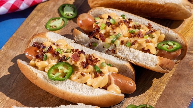 Mac-topped hot dogs with jalapeños and bacon bits