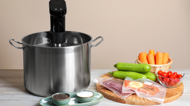Sous vide pot and food