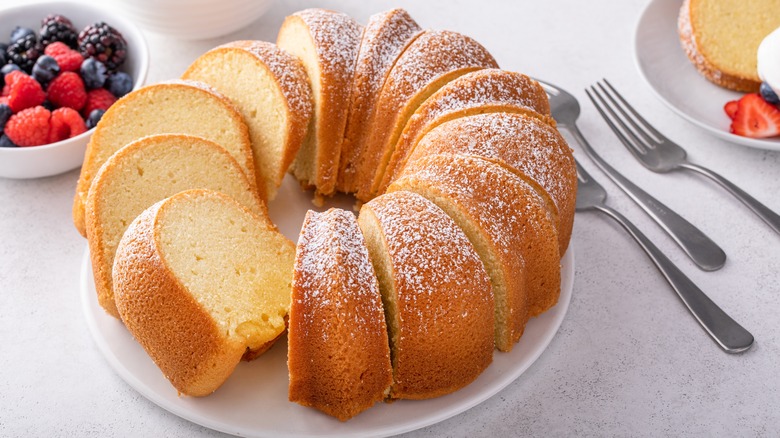 Sour cream bundt cake with berries