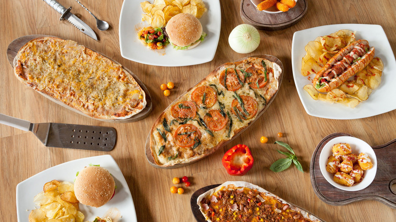 A variety of concessions-style food sits on a table.