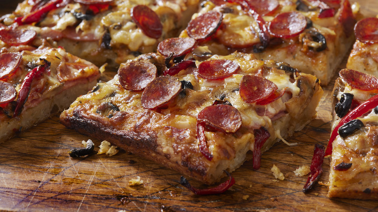 detroit style deep dish pizza