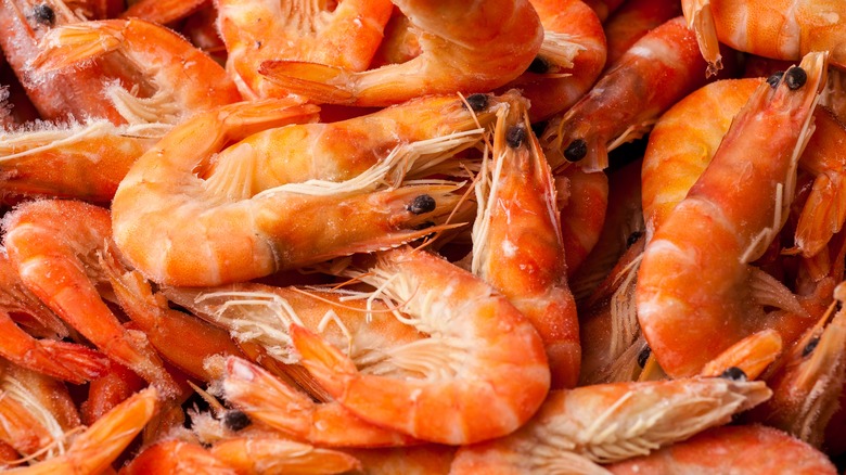 Cooked shrimp with shells on