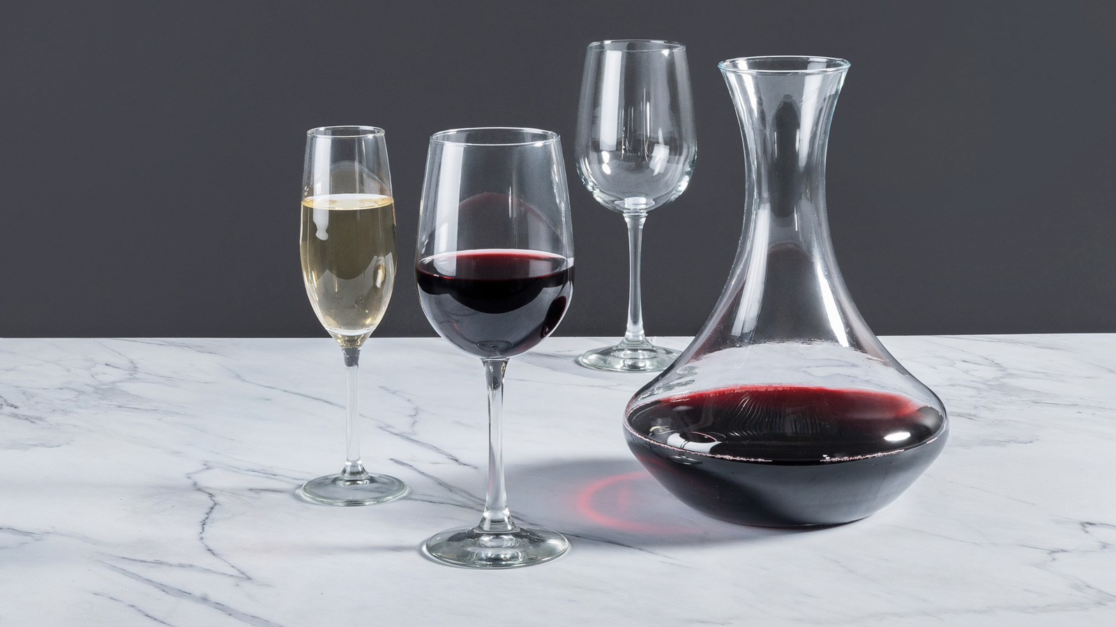 <a href="https://www.foodrepublic.com/1738117/decanting-red-vs-white-wines-differences/" target="_blank">The Differences You Should Know For Decanting Red Vs White Wines</a>