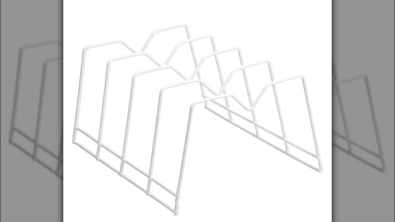 A white wire dish drainer rack