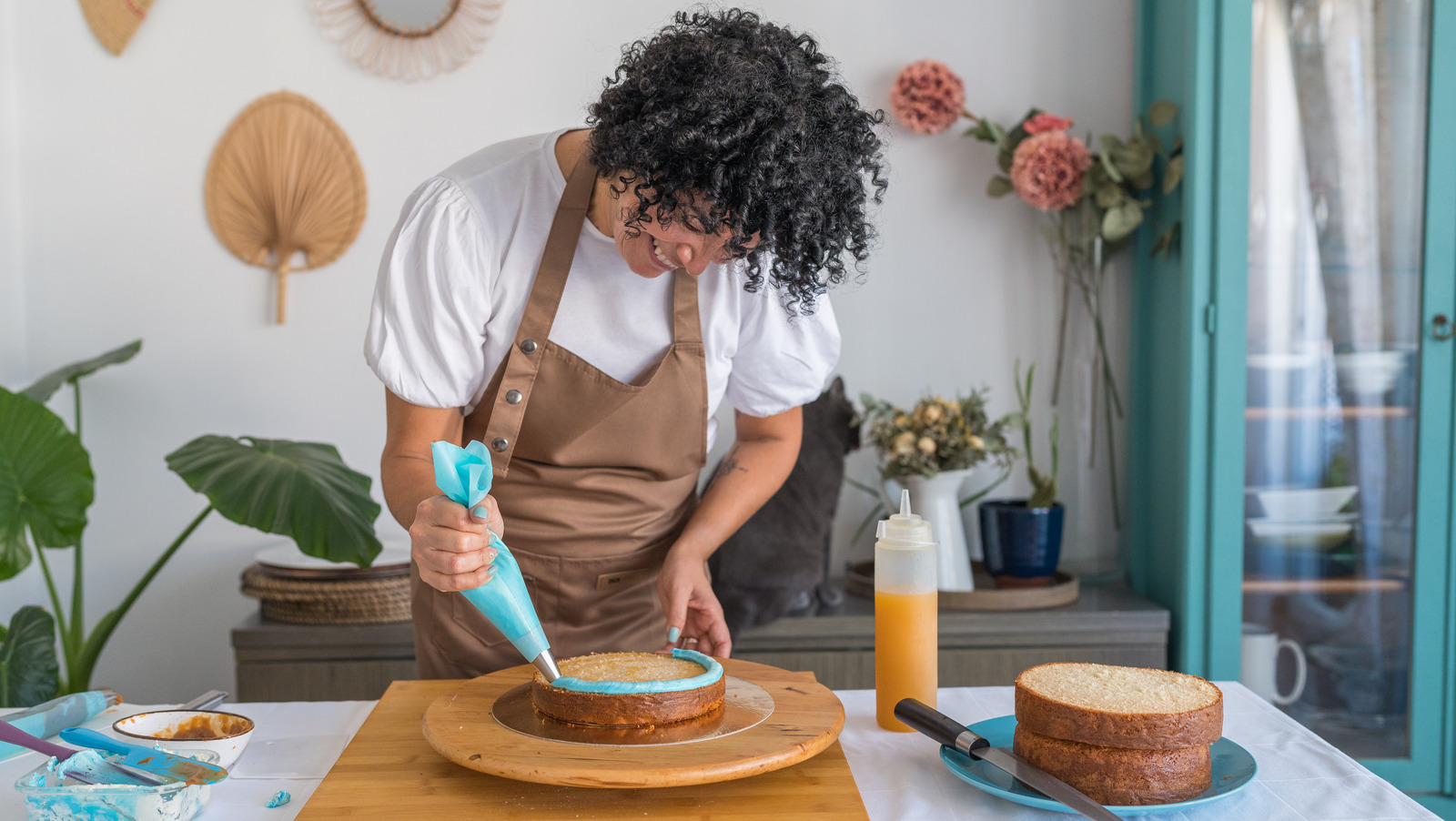 <a href="https://www.foodrepublic.com/1890624/easy-cake-frosting-boxed-ingredient-pudding/" target="_blank">The Easiest Cake Frosting Starts With A Boxed Ingredient</a>