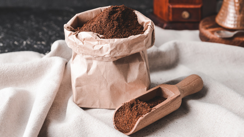 Espresso powder with wooden scoop