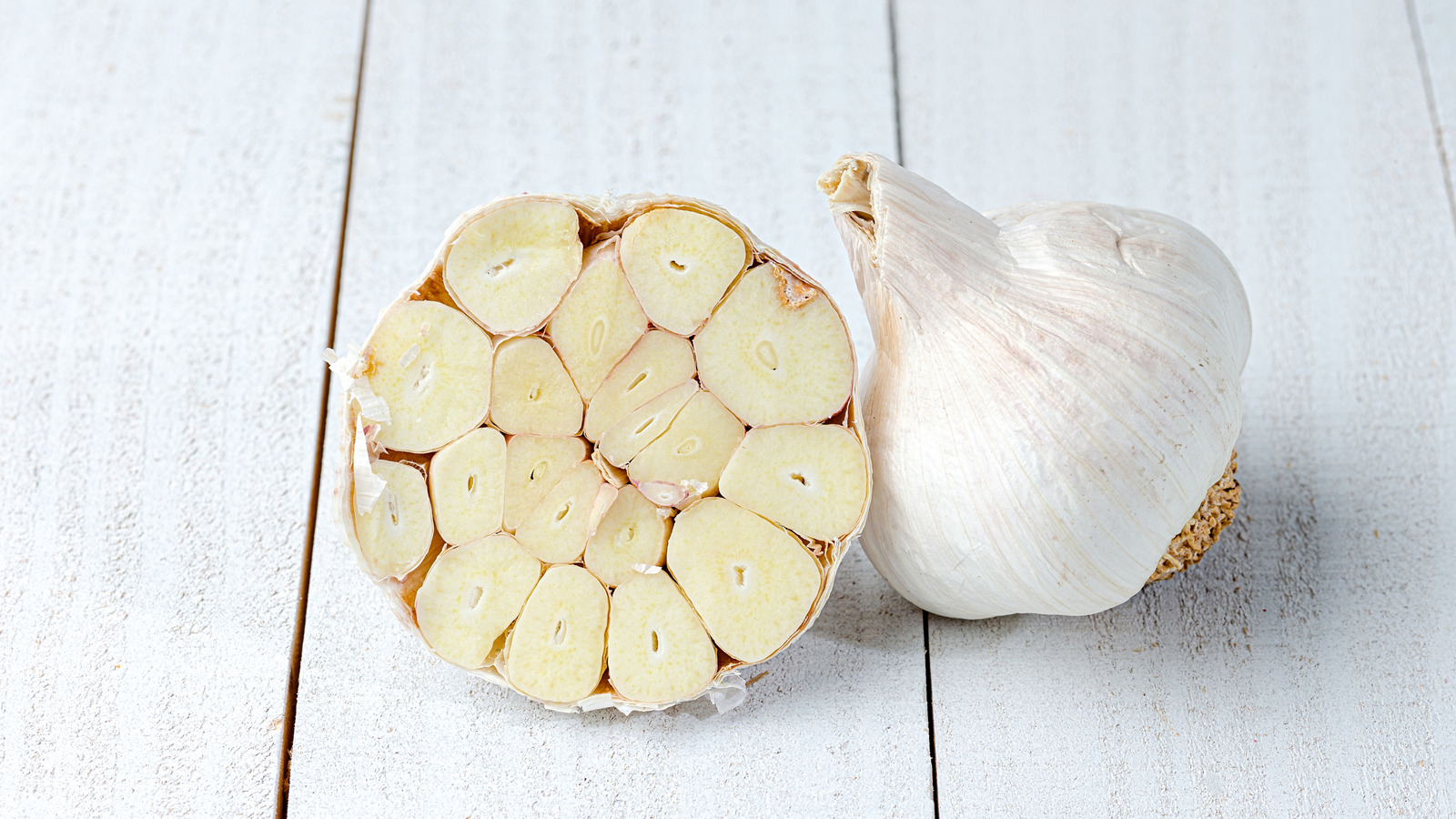 <a href="https://www.foodrepublic.com/1869948/easiest-way-peel-garlic-microwave/" target="_blank">The Easiest Way To Peel Garlic Involves Your Microwave</a>