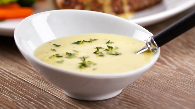 bowl of Béarnaise sauce