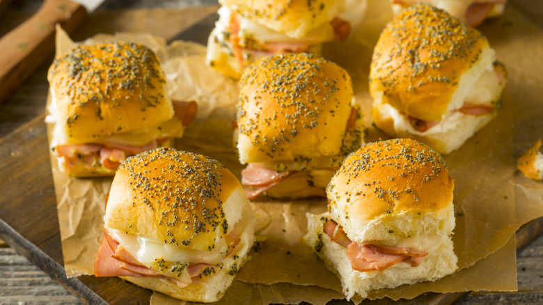 Hawaiian roll sandwiches with ham