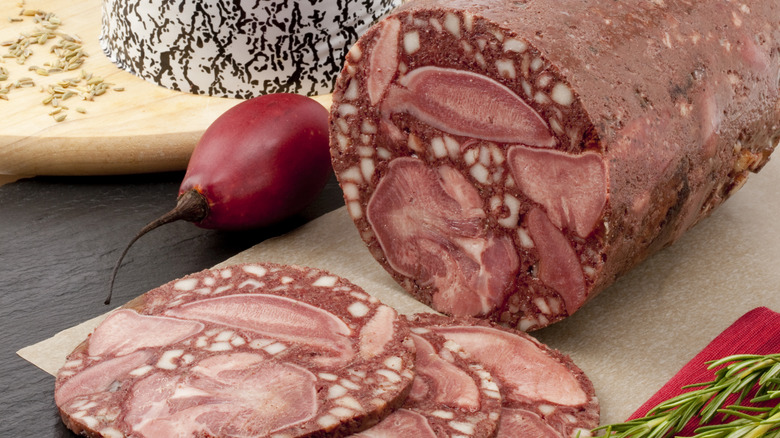 Zungenwurst sliced on table