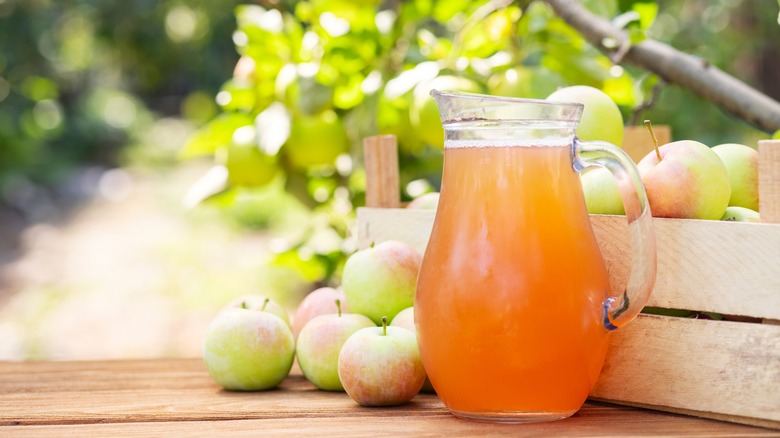 Apple juice and fresh apples 