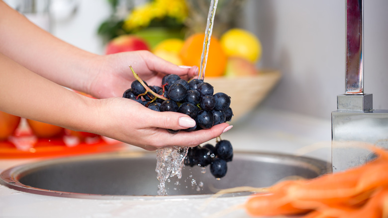 Rinsing grapes