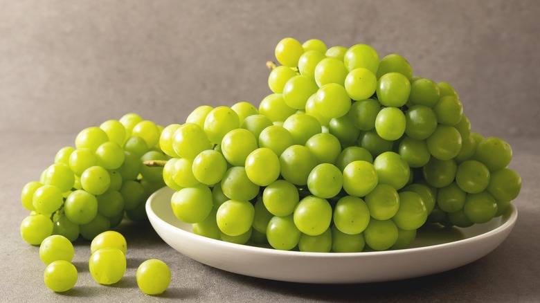 Plate of grapes