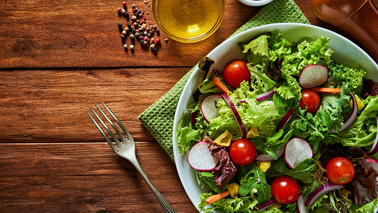 <a href="https://www.foodrepublic.com/1762767/extra-step-crispy-salad/" target="_blank">The Extra Step You Shouldn’t Skip For The Crispest Salads</a>