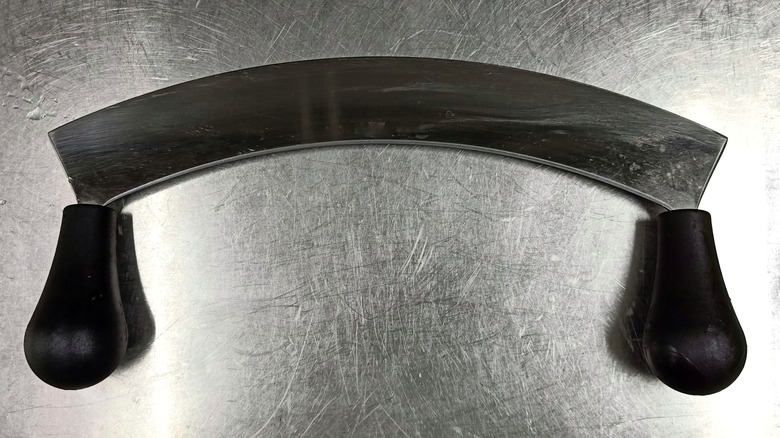 Large Mezzaluna cutting pizza