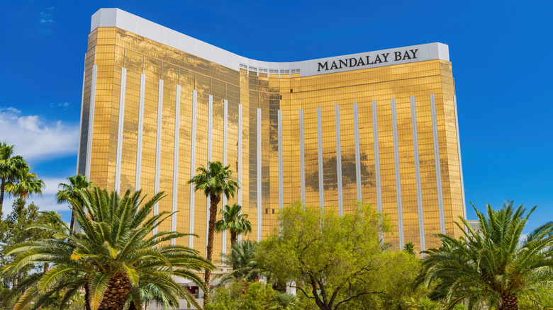 mandalay bay hotel exterior